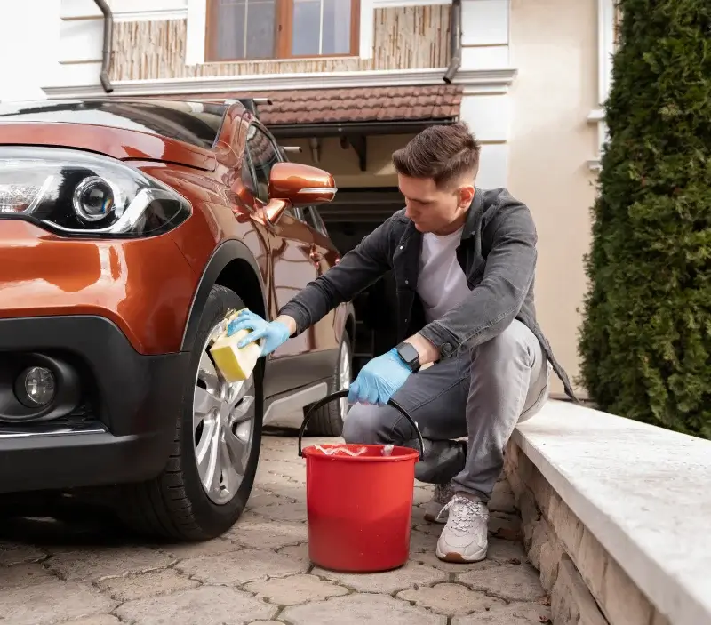 Lavage auto à domicile Gars : professionnel intervenant sur un véhicule